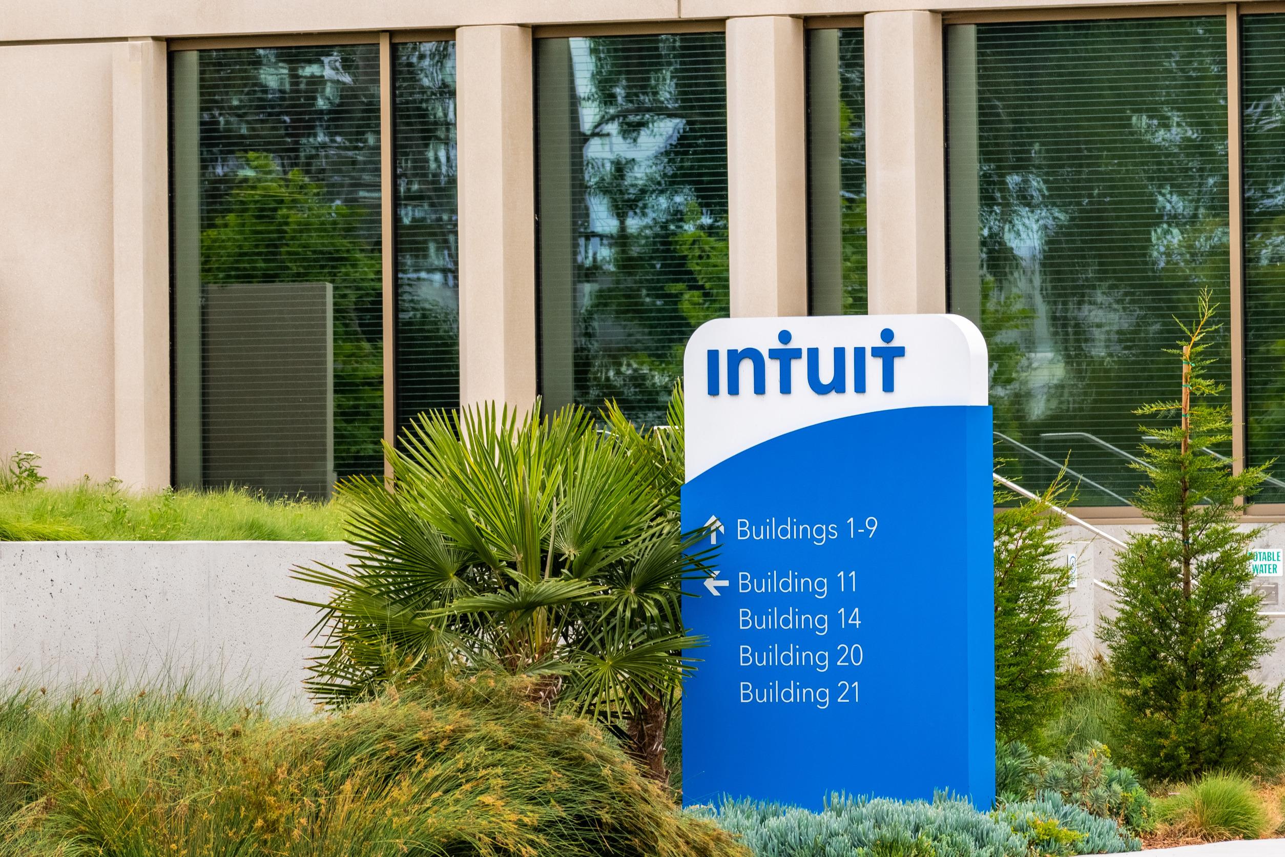 Intuit stock price gets oversold and cheap: is it safe to buy the dip?